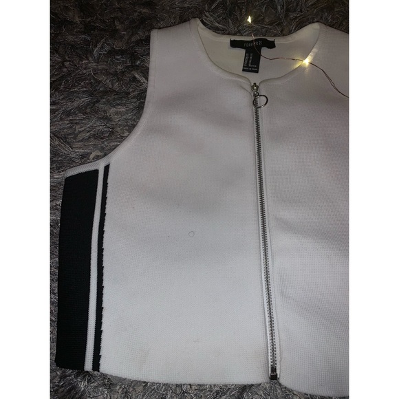 White and black nitcrop - Picture 2 of 7